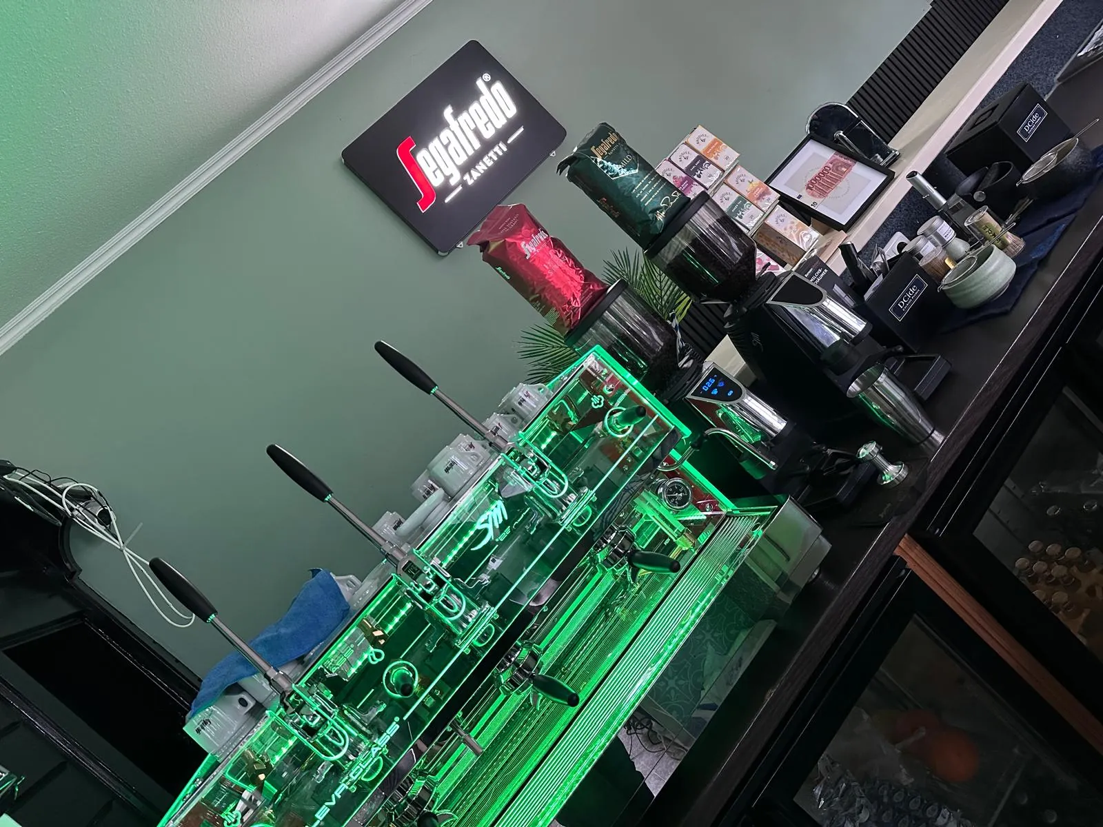Beleuchtete Siebträgermaschine an der Bar im Sapori
