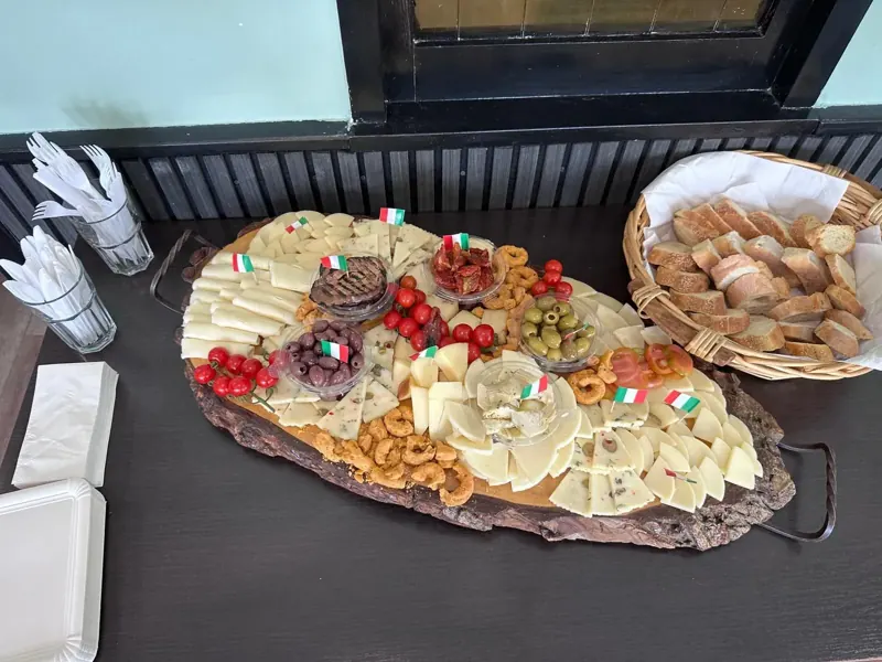 Antipasti-Platte mit Käse, Oliven und Tomaten