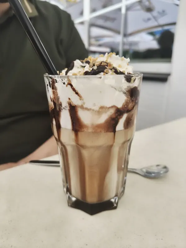 Eiskaffee mit Sahne und Krokant