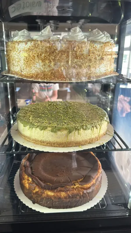 Torte und Käsekuchen in der Kuchenvitrine