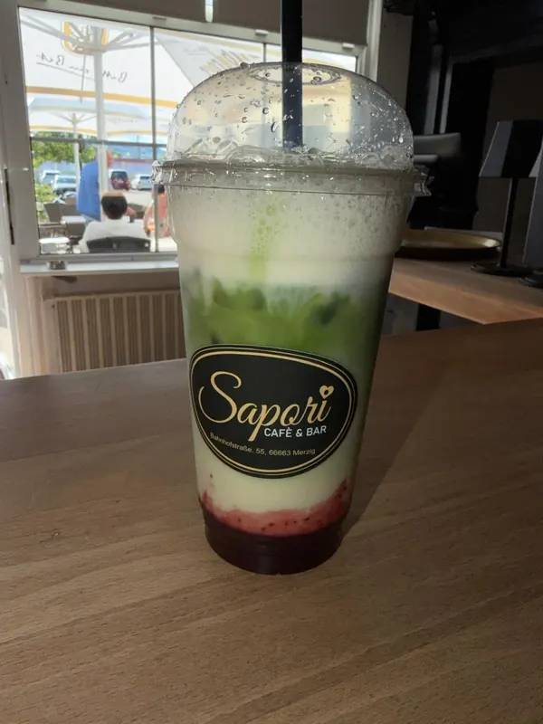 Strawberry Matcha Latte im Sapori-Becher