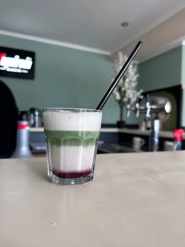 Geschichteter Matcha Latte an der Theke
